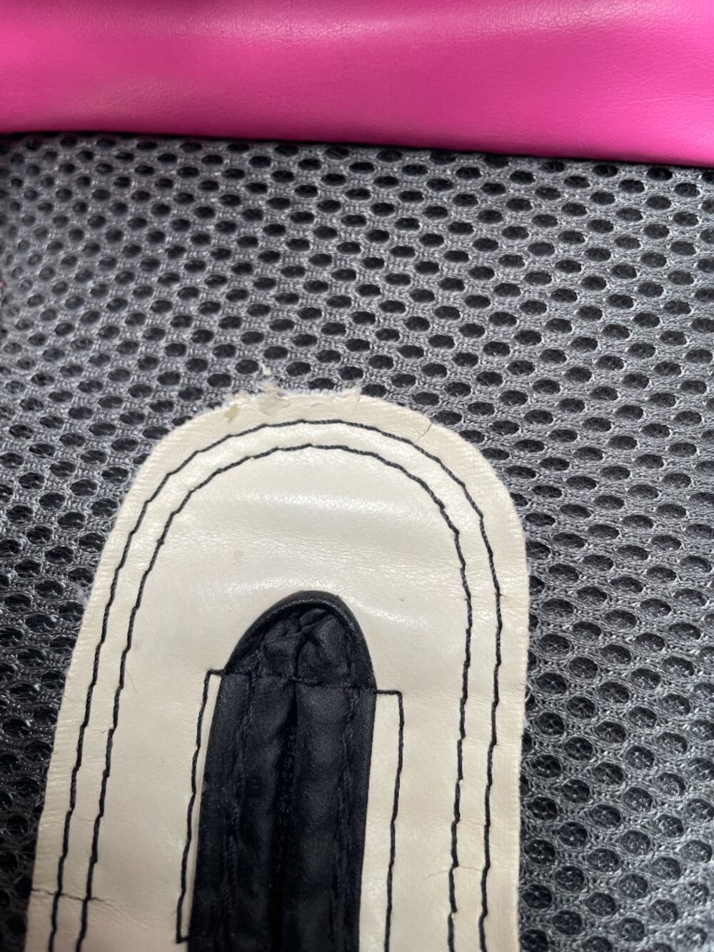 Hot Pink Everlast Boxing Gloves 12 Ounces  Great Condition - Picture 11 of 14